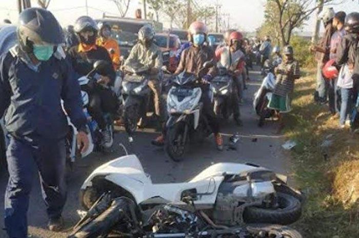 Kondisi motor Honda PCX, sesaat setelah mengalami kecelakaan ditabrak Isuzu Panther yang pecah ban di Surabaya.
