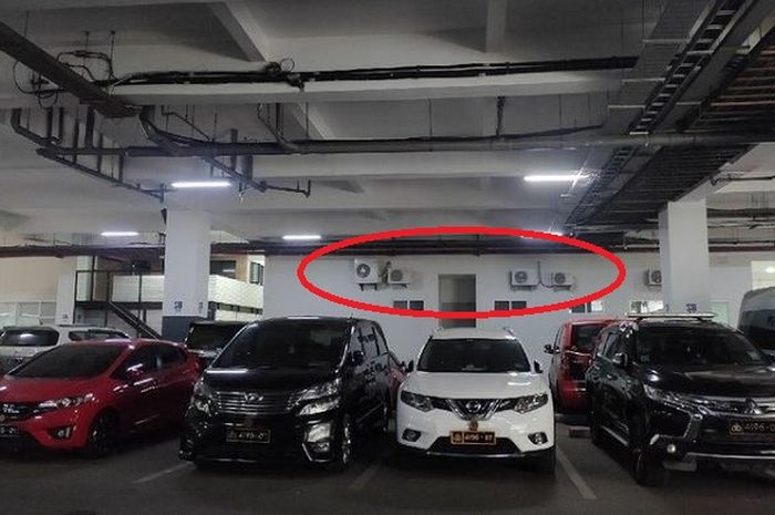 Ilustrasi parkir di bawah exhaust AC ruangan yang potensi merusak cat mobil 