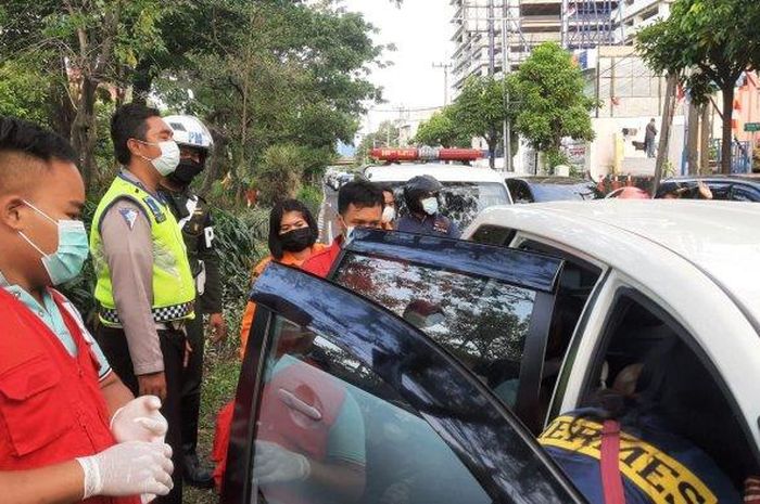 Pengemudi Daihatsu Xenia L 1354 BW dievakuasi karena kejang-kejang lalu tewas di dalam kabin di Jl HR Muhammad, Sukomanunggal, Surabaya, Jawa Timur