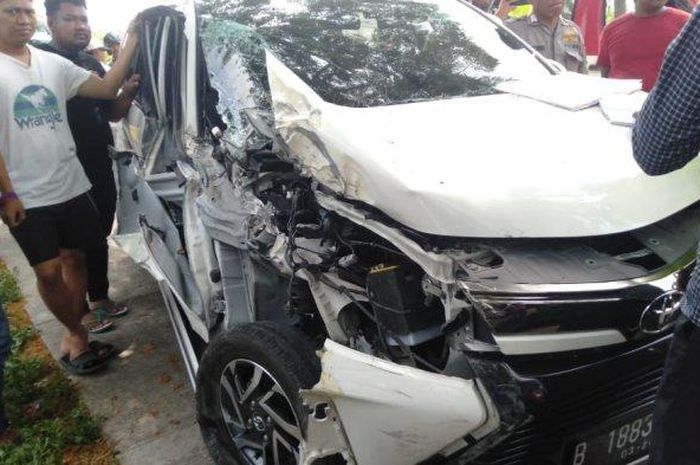 Bodi kanan Toyota Avanza terkelupas setelah menebas truk dari arah sebaliknya di jalan raya Pontang-Ciruas, Serang, Banten