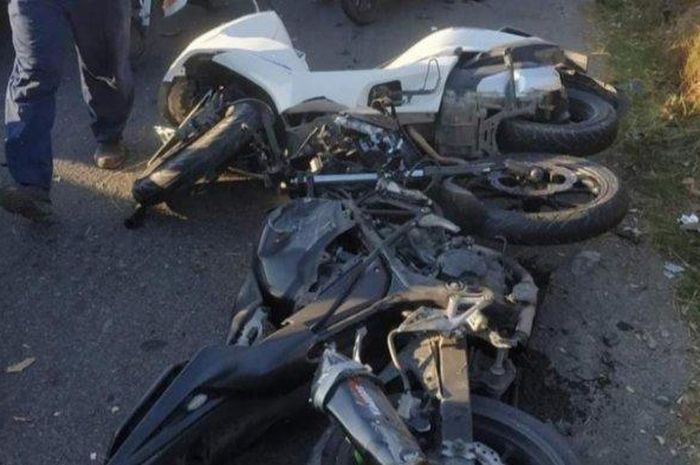 Honda PCX 150 dan CBR150R hancur setelah ditebas Isuzu Panther kondisi ban meledak di Benowo, Pakal, Surabaya, Jawa Timur