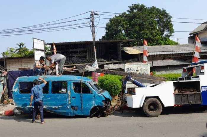 Kondisi mobil angkot yang ringsek usai tertabrak Commuter Line di Perlintasan Kebon Pedes, Kota Bogor, Selasa (30/8/2022). 