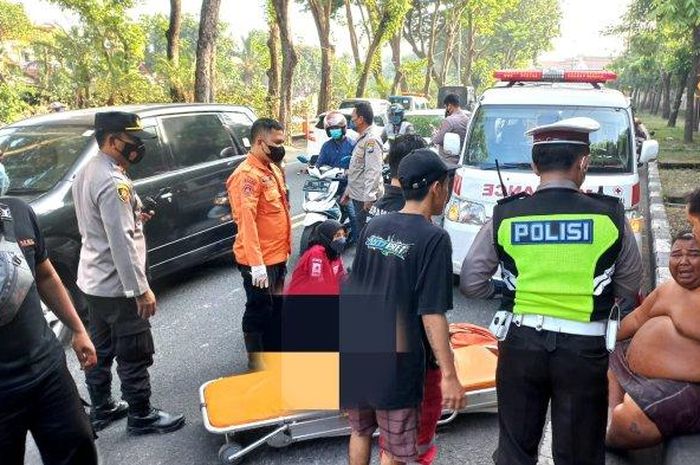 Petugas mengevakuasi korban pelajar SMP pengendara Vario yang menabrak trotoar hingga meninggal dunia. Kecelakaan diduga karena topi korban lepas.