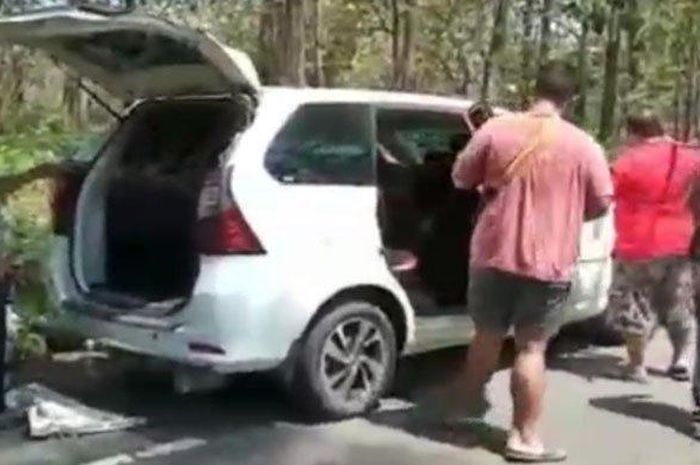 Warga mencegat Daihatsu Xenia, pelaku pencurian kayu jati (Foto tangkapan layar video)