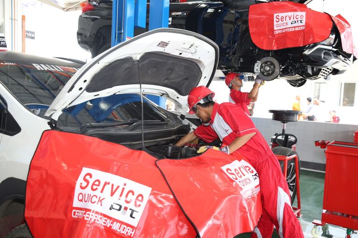 Ilustrasi layanan aftersales di bengkel Mitsubishi