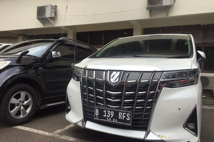 Toyota Alphard bernomor polisi B 139 RFS milik Rachel Vennya yang disita polisi di Ditlantas Polda Metro Jaya, Selasa (26/10/2021).