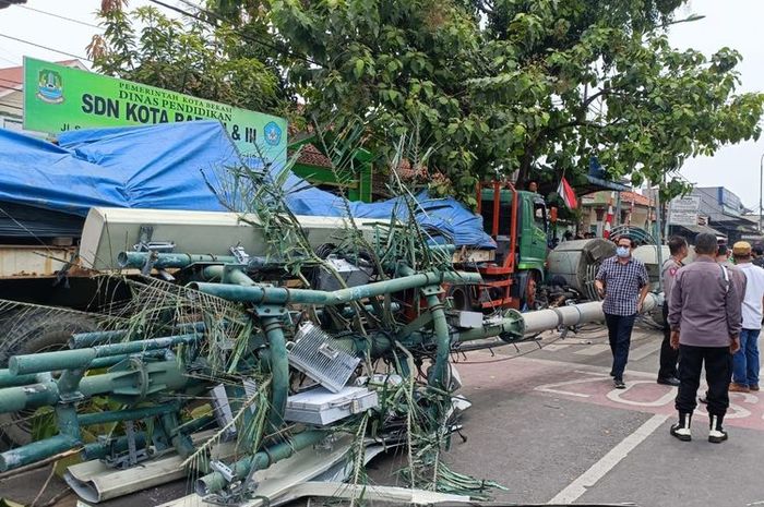 Truk kontainer tabrak tiang hingga roboh, di Jalan Sultan Agung KM 28,5 Kelurahan Kota Baru, Bekasi Barat, Kota Bekasi, Rabu (31/8/2022)