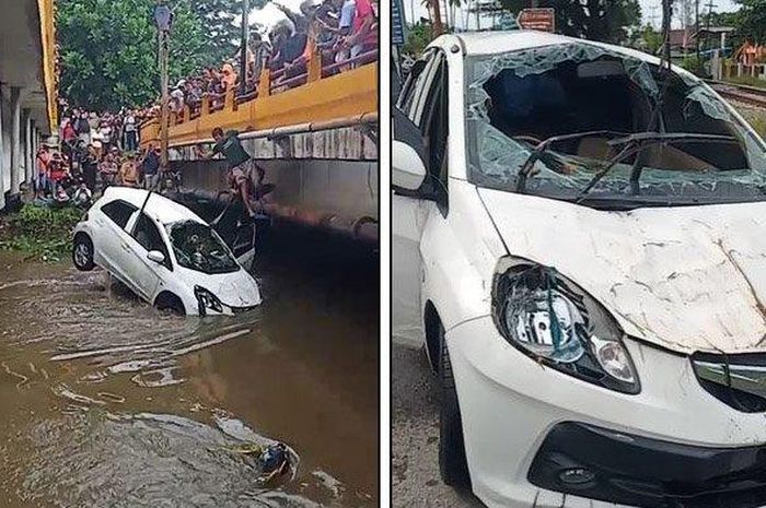 Sebuah mobil Honda Brio putih diangkat dari dalam sungai di bawah Jembatan Linggar Jati, Tabing, Padang, Sumatera Barat, Selasa (30/8/2022).
