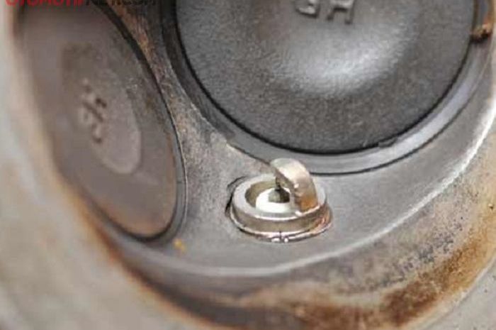 Ilustrasi busi motor bekas