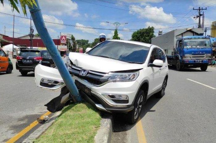 Honda CR-V tabrak trotoar dan tiang ulah jalur dipotong Scoopy di Jl Sisingamangaraja, Medan Sumatera Utara