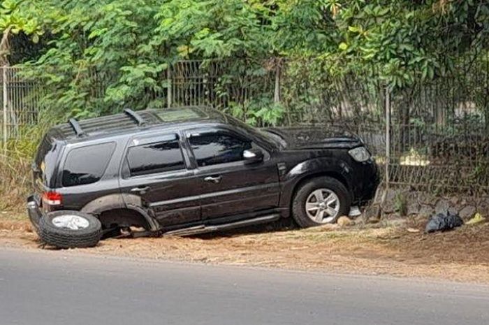 Roda belakang kanan Ford Escape putus setelah adu gebrak musuh Toyota Calya di jalan raya Cileungsi-Jonggol, Cileungsi, kabupaten Bogor