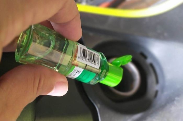 Ilustrasi campur bensin Pertalite dengan minyak kayu putih.