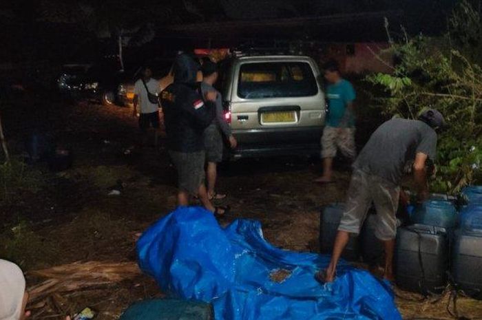 Penggerebekan lokasi penimbunan 1,1 ton solar subsidi di pantai Labombo, Salekoe, Wara Timur, kota Palopo, Sulawesi Selatan
