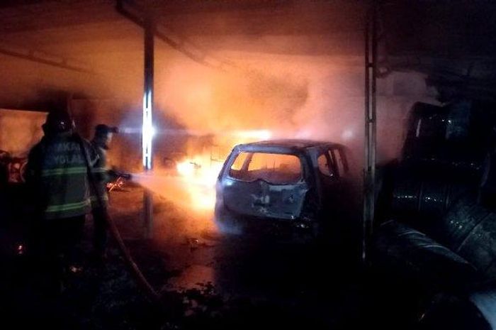 Para petugas pemadam melakukan pemadaman api yang  menghanguskan rumah dan 4 unit kendaraan di Kabupaten Boyolali.
