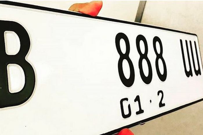 Ilustrasi pelat nomor kendaraan warna putih.