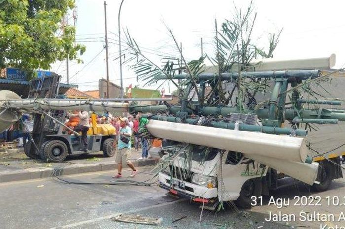 Kecelakaan truk di Bekasi tabrak halte depan sekolah hingga membuat tiang pancar provider roboh dan menimpa puluhan orang, Rabu (31/8/2022).