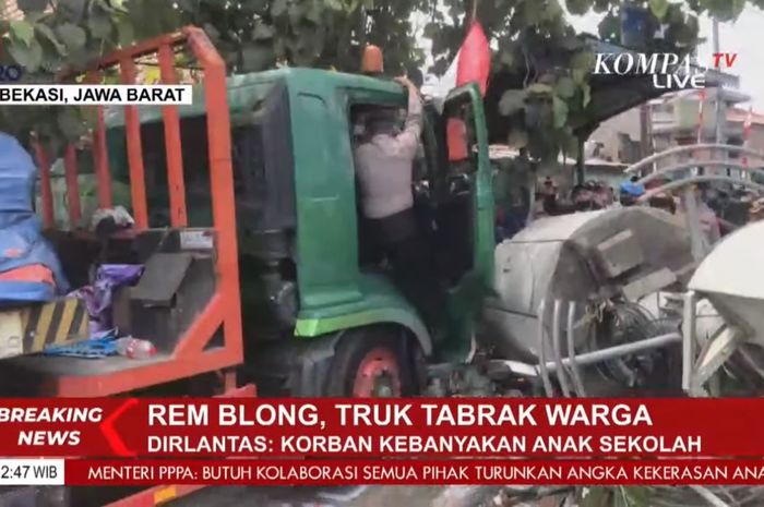 Kecelakaan truk terjadi di depa SDN 2 Kota Baru, Kota Bekasi, pada Rabu (31/08/2022).