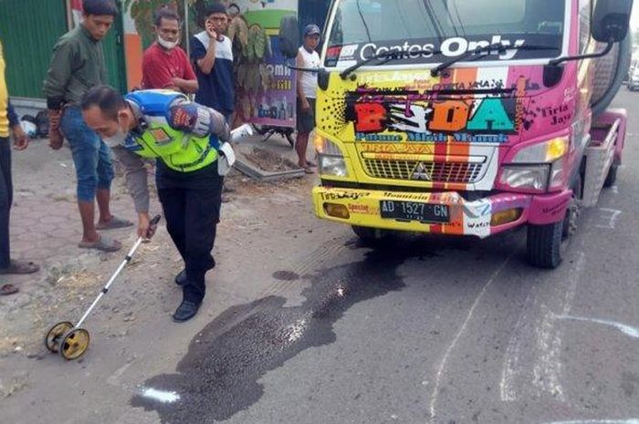 Polisi melakukan olah tempat kejadian usai kecelakaan truk tangki bentur Honda BeAT