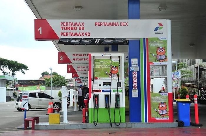 Foto ilustrasi SPBU. 3 harga BBM Pertamina turun per 1 September 2022, ternyata enggak cuma Pertamax Turbo.