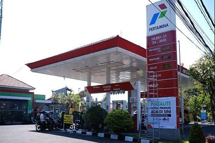 Foto ilustrasi SPBU Pertamina. Harga BBM Pertalite dan Pertamax enggak naik, ada yang turun Rp 2 ribu per liter.