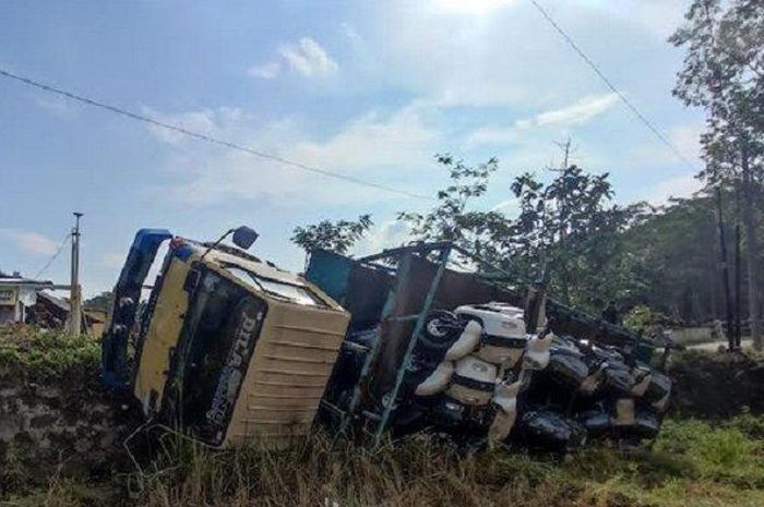 Kondisi truk yang mengangkut All New NMAX dan Fazzio masuk sawah.