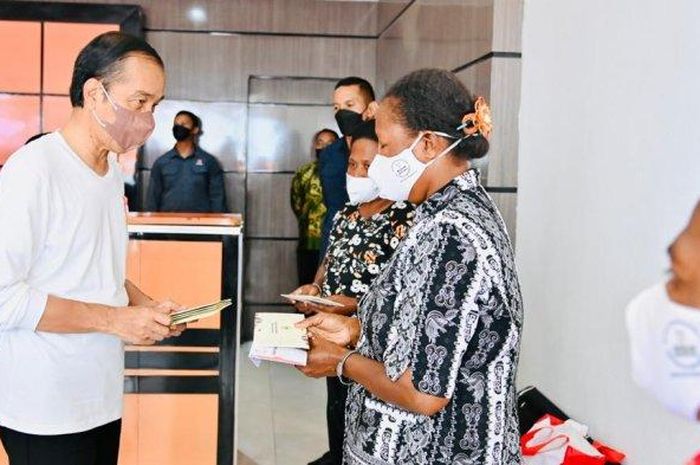 Presiden Joko Widodo (Jokowi) didampingi Ibu Iriana Joko Widodo menyerahkan bantuan langsung tunai (BLT) bahan bakar minyak (BBM) untuk pertama kalinya di Kantor Pos Cabang Sentani, Kabupaten Jayapura, pada Rabu, (31/8/2022).