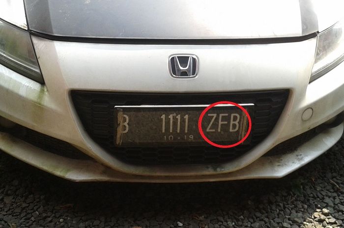 Dalam lingkaran merah tiga huruf terakhir pelat nomor yang menunjukan kode wilayah dan jenis kendaraan