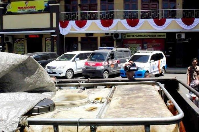 Tandon berisi Solar di halaman di Mapolres Lumajang, yang diamankan polisi dari tersangka penimbunan, Jumat (02/09/2022).