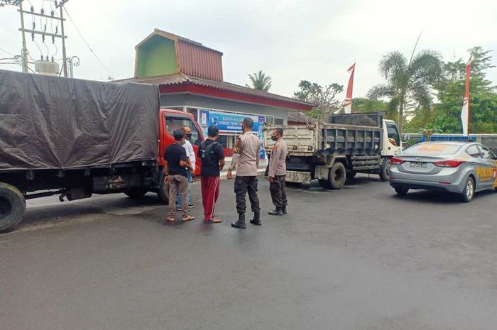 Inilah truk merah dengan tutup hitam bagian belakangnya, warga mencurigai truk tersebut menimbun solar karena saat mengisi di SPBU Meninting slang pengisian bukan ke bagian tangki truk tetapi ke bagian atas truk.