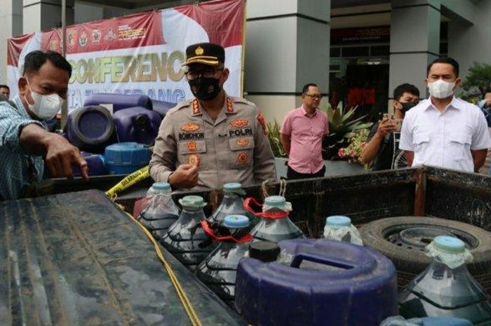 Polresta Tangerang menguak kasus penimbunan BBM bersubsidi jenis Pertalite sampai 2,5 ton yang dilakukan empat tersangka warga Kabupaten Tangerang (2/9/2022).