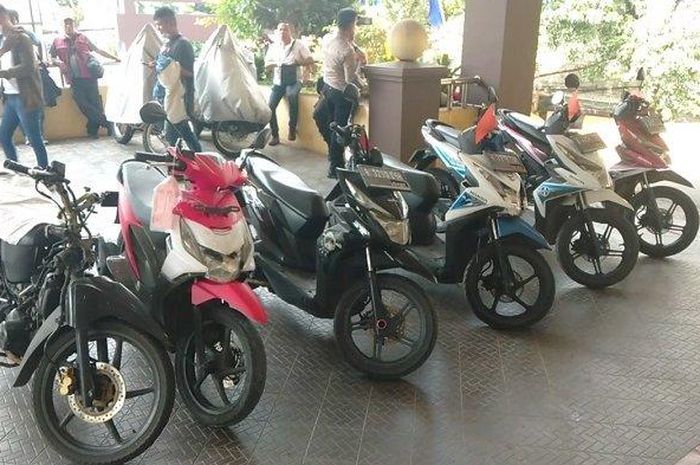 Barang bukti empat unit Honda BeAT yang diamankan dari dua maling spesialis Honda BeAT di wilayah Makasar, Jakarta Timur