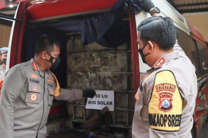 Tandon penyimpanan solar di dalam kabin Isuzu Elf berkapasitas 1.000 liter membuat dua orang terancam pidana penjara dan denda Rp 60 miliar