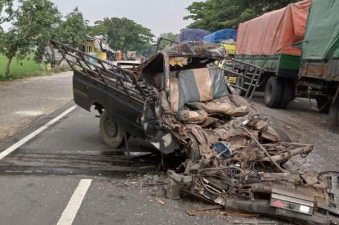 Kondisi Mitsubishi L300 terburai, hancur sejadi-jadinya usai menghantam truk dari arah sebaliknya