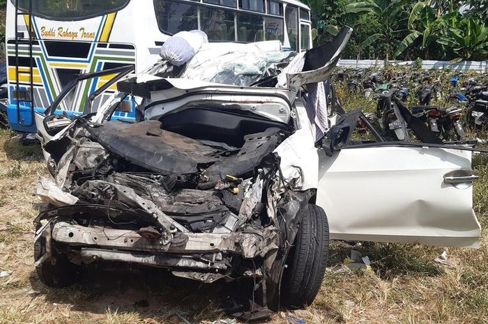 Hond Mobilio terkoyak usai terjang truk di Tol Semarang-Solo