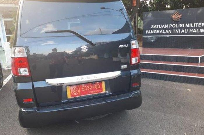 Suzuki APV berpelat dinas TNI yang digunakan oleh pelaku percobaan penculikan siswi SMP. 
