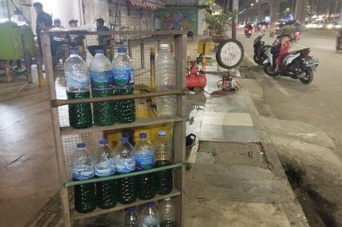 Harga Pertalite di pedagang eceran kini Rp 12 ribu per liter