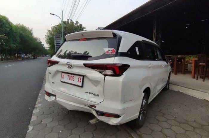 Daihatsu Xenia pelat provit yang baru keluar dealer hancur setelah kejar-kejaran dengan Polisi di Bulustalan, Semarang Selatan, kota Semarang, Jawa Tengah, (3/9/22)