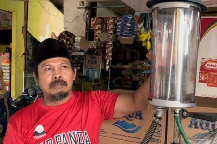 Rusnan, pedagang bensin eceran di Sukamajaya, kota Depok yang kini jual Pertamax 92 Rp 16.500 per liter