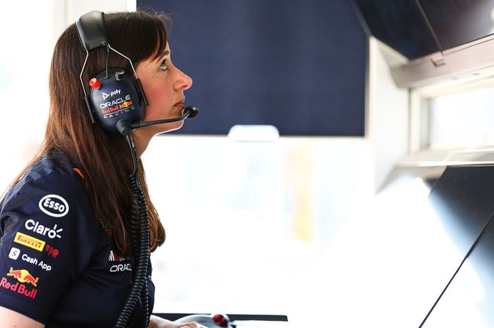 Kepala strategi Red Bull Racing, Hannah Schmitz, mendapat serangan kasar di media sosial usai balapan F1 Belanda 2022