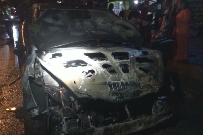 Empat wanita trauma dan syok melihat Mazda2 yang ditumpangi ludes luar dalam dilalap api