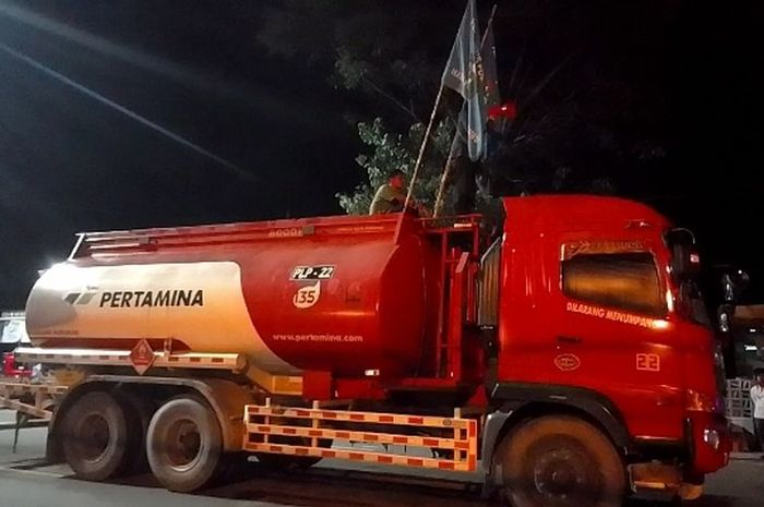 Truk tangki BBM Pertamina disandera massa yang terdiri dari puluhan mahasiswa ikatan pelajar dan mahasiswa Luwu (IPMAL) di kota Palopo sebagai bentuk protes kenaikan harga BBM.