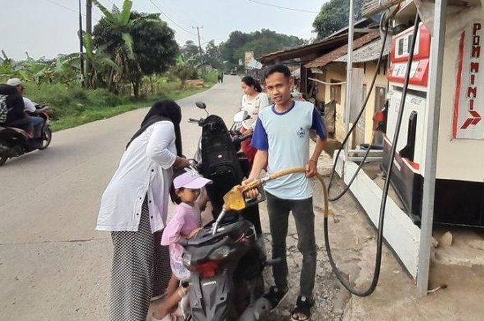 Imbas naiknya harga BBM bersubsidi berdampak kepada penjual bensin eceran di wilayah Sukamakmur, Kabupaten Bogor, hingga menjual BBM jenis Pertalite seharga Rp 14.000 dan Pertamax 92 seharga Rp 16.000 per liternya (5/9/2022).