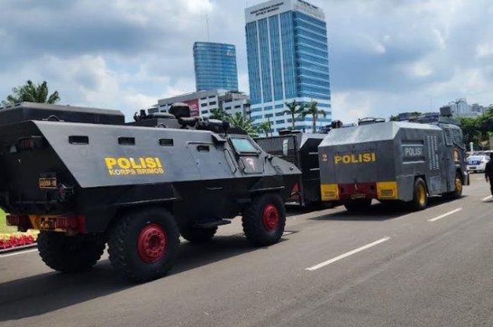Sejumlah kendaraan taktis dikerahkan polisi untuk amankan kompleks Gedung DPR RI saat aksi demo BBM oleh buruh, Selasa (06/09/2022).