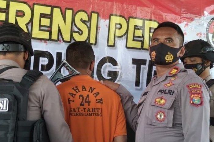 Aipda Rudi Suryanto diamankan setelah menembak rekan sesama Polisi, Aipda Ahmad Karnain di Lampung Tengah, Lampung
