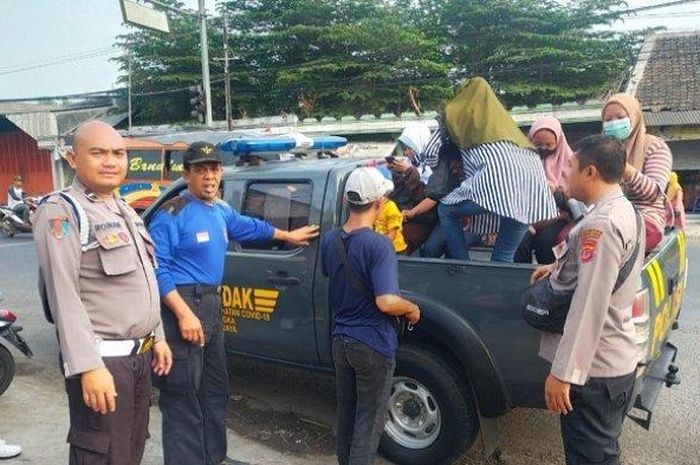 Sejumlah warga di Kabupaten Majalengka, Jawa Barat, ramai-ramai diangkut mobil polisi karena kenaikan harga BBM Sebib (5/9/2022), ternyata ini alasan utamanya. 