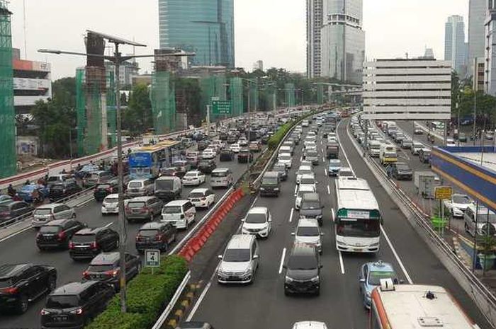 Ilustrasi kemacetan kendaraan di tol  Dalam Kota dan Jl Gatot Subroto, Jakarta saat jam masuk kerja