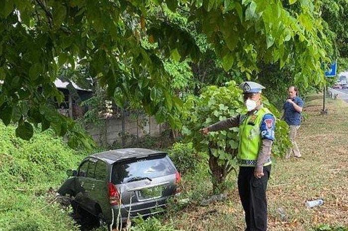 Toyota Kijang Innova kecemplung got di KM 13/B ruas tol Waru-Sidoarjo karena sakit kejang alias epilepsi pengemudi kambuh