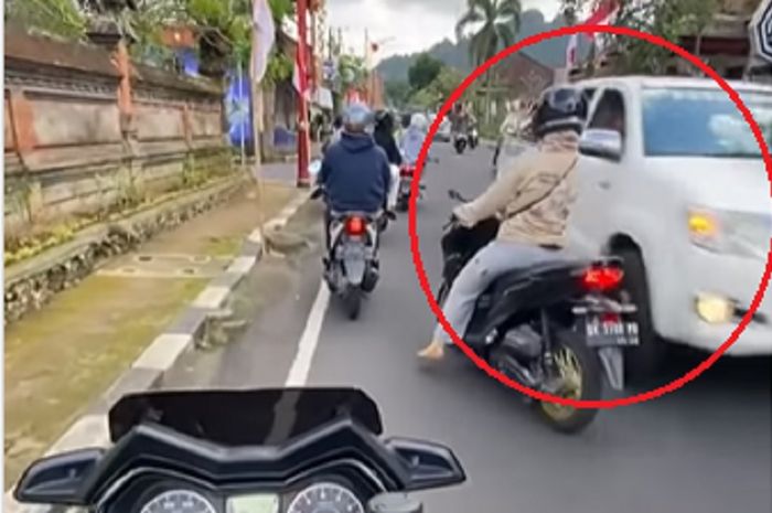 Tangkap layar video cewek pengendara Honda Vario nyaris ditabrak Toyota Hilux yang nyalip sembarangan.