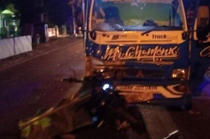 Satu unit Honda BeAT ditabrak truk dari berlawanan arah karena pengendara motor kurang konsentrasi di Jalan Pakah-Soko, Kabupaten Tuban, Rabu (7/9/2022). Begini kronologinya.