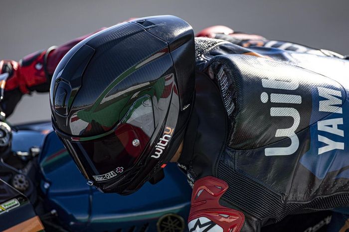 Helm balap terbaru dari Alpinestars berkode Supertech R10 kala diriset oleh Andrea Dovizioso dan digunakan pada MotoGP 2023. 